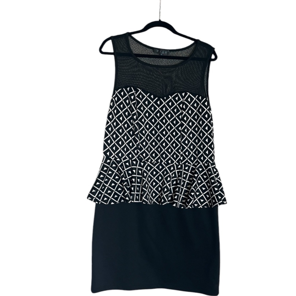 Elegant Black and White Sleeveless Dress